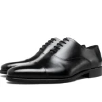 Détail du cuir de haute qualité des chaussures Oxford, mettant en avant la texture et la finition