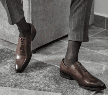 Homme portant des Oxfords en cuir, soulignant le style urbain et professionnel