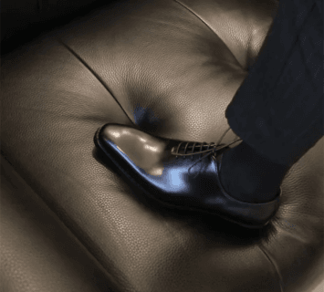 Détail du cuir de haute qualité des Oxfords en cuir pour hommes.
