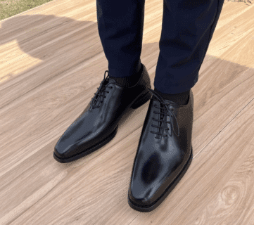 Homme portant des Oxfords en cuir, soulignant le style urbain et professionnel