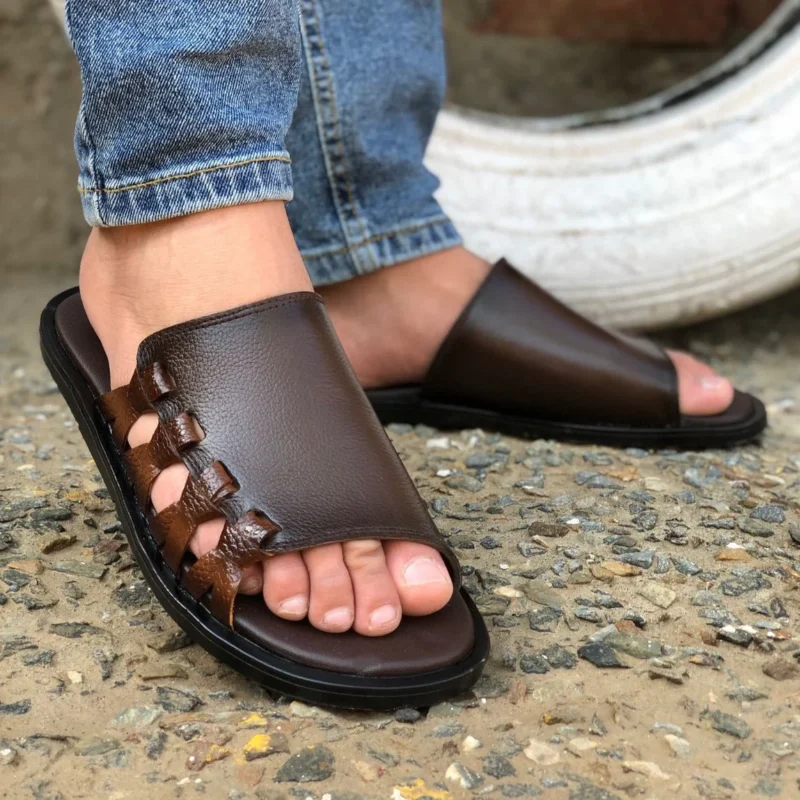 Homme portant des sandales en cuir marron dans un cadre urbain