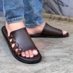 Homme portant des sandales en cuir marron dans un cadre urbain