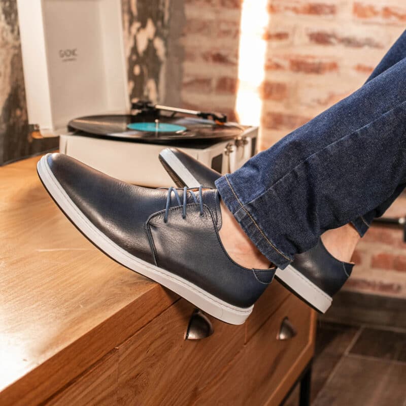 Look élégant avec les chaussures 'Elder' en cuir bleu pour homme