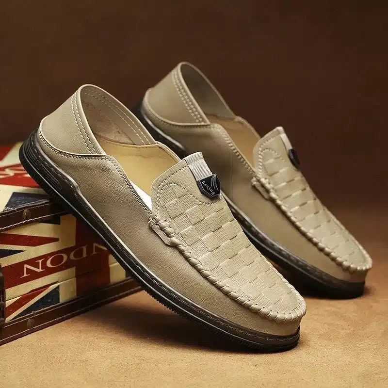 Profil des loafers en cuir tissés pour homme, parfaits pour une variété d'occasions.