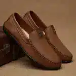 Loafers en cuir marron pour homme, alliant style décontracté et confort.