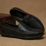 Loafers en cuir noir élégants pour homme, parfaits pour toutes les occasions.