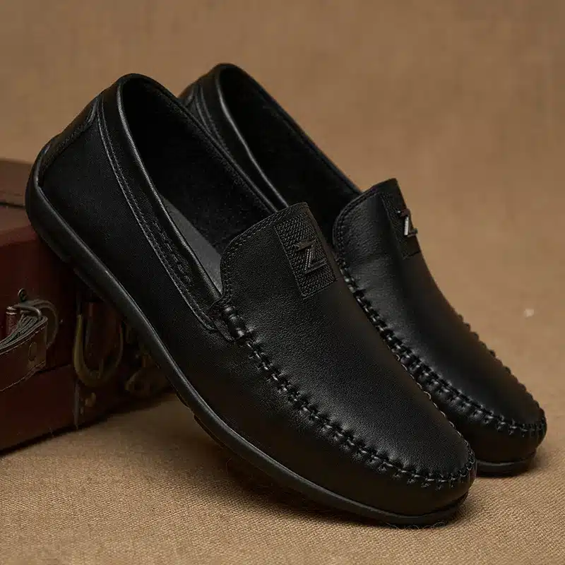 Loafers en cuir noir élégants pour homme, parfaits pour toutes les occasions.