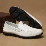 Loafers en cuir blanc sophistiqués pour homme, idéaux pour un look moderne.