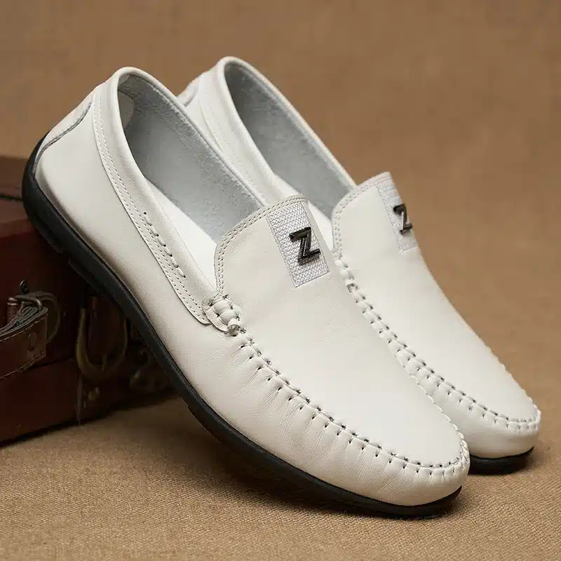 Loafers en cuir blanc sophistiqués pour homme, idéaux pour un look moderne.