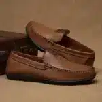 Loafers en cuir marron pour homme, alliant style décontracté et confort.