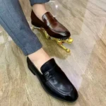 Chaussures en cuir souple pour homme, élégantes et modernes.