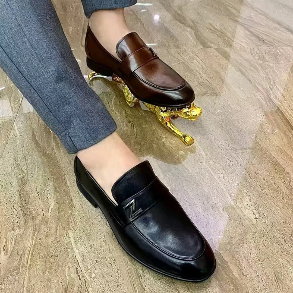 Chaussures en cuir souple pour homme, élégantes et modernes.