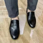 Homme portant des chaussures en cuir souple, combinant confort et style au quotidien.