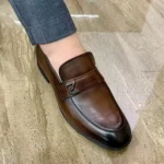 Détails du cuir poli des chaussures, illustrant la qualité de fabrication.