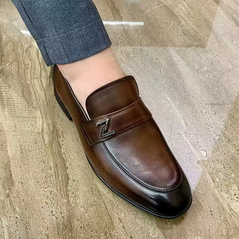 Détails du cuir poli des chaussures, illustrant la qualité de fabrication.
