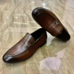 Homme portant des chaussures en cuir souple, combinant confort et style au quotidien.