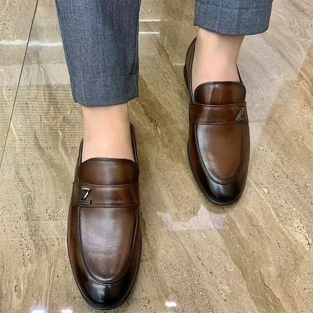 Homme portant des chaussures en cuir souple, combinant confort et style au quotidien.