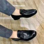 Profil des chaussures en cuir souple, mettant en valeur le design raffiné.