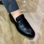 Homme portant des chaussures en cuir souple, combinant confort et style au quotidien.