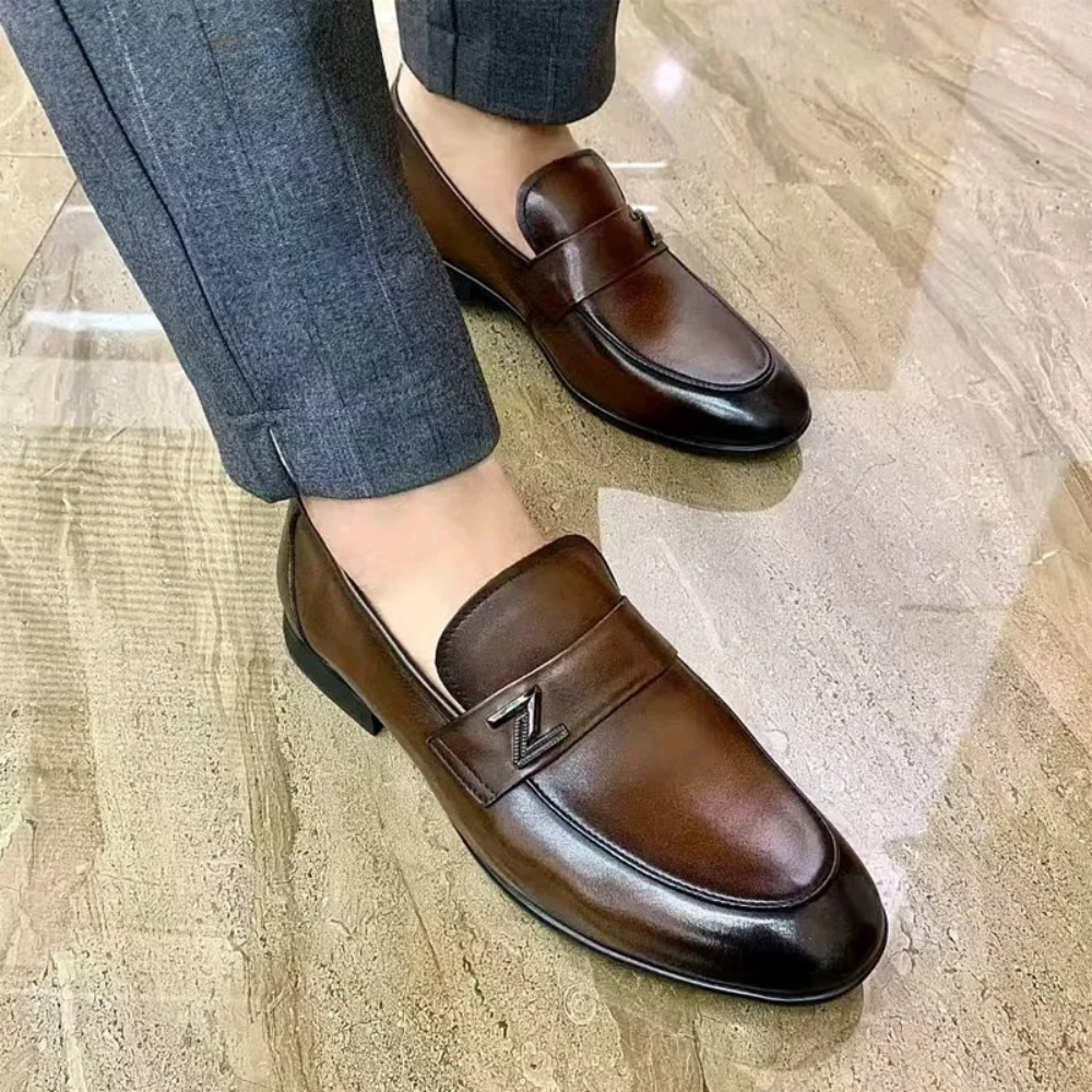 Homme portant des chaussures en cuir souple, combinant confort et style au quotidien.