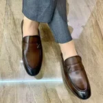 Homme portant des chaussures en cuir souple, combinant confort et style au quotidien.