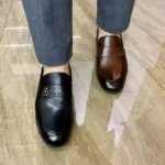 Homme portant des chaussures en cuir souple, combinant confort et style au quotidien.