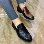 Chaussures en cuir souple pour homme, élégantes et modernes.