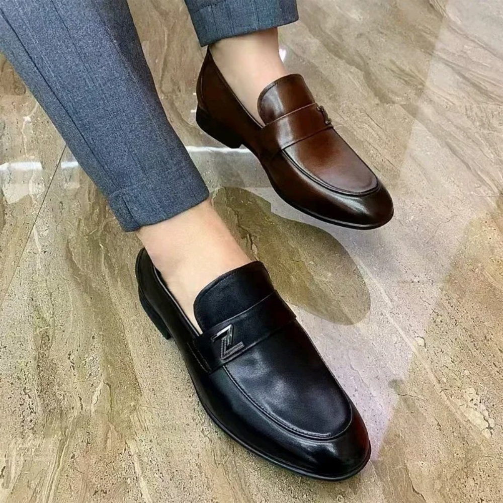 Chaussures en cuir souple pour homme, élégantes et modernes.