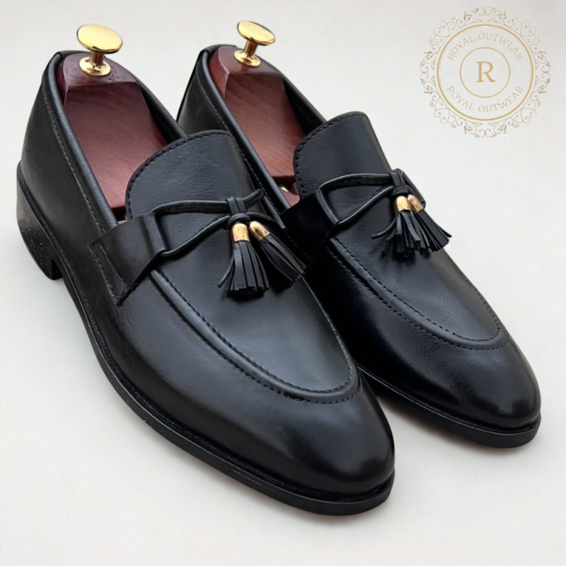 Homme portant mocassins cuir Royal Outwear avec costume