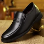 Mocassins en cuir noir pour homme, doublure chaude et finition grainée