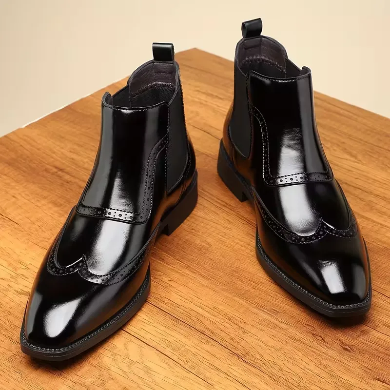 Bottes cap toe brogue cuir homme noir – vue frontale Bottes cap toe brogue en cuir noir pour homme – modèle Chelsea élégant