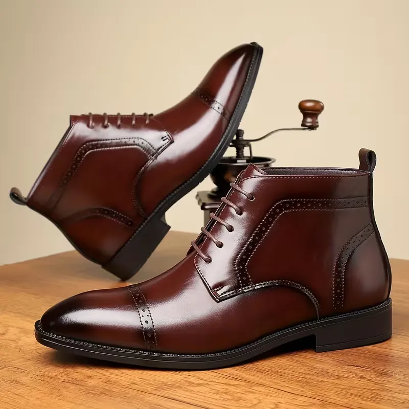bottes-cap-toe-brogue-cuir-marron-homme Bottes montantes cap toe brogue en cuir marron pour homme – vue de profil