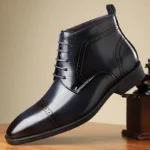 Bottes montantes cap toe brogue en cuir noir pour homme – vue de profil