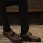 Mocassins à bride en cuir pour homme marron chocolat avec dessus motif python – vue de profil