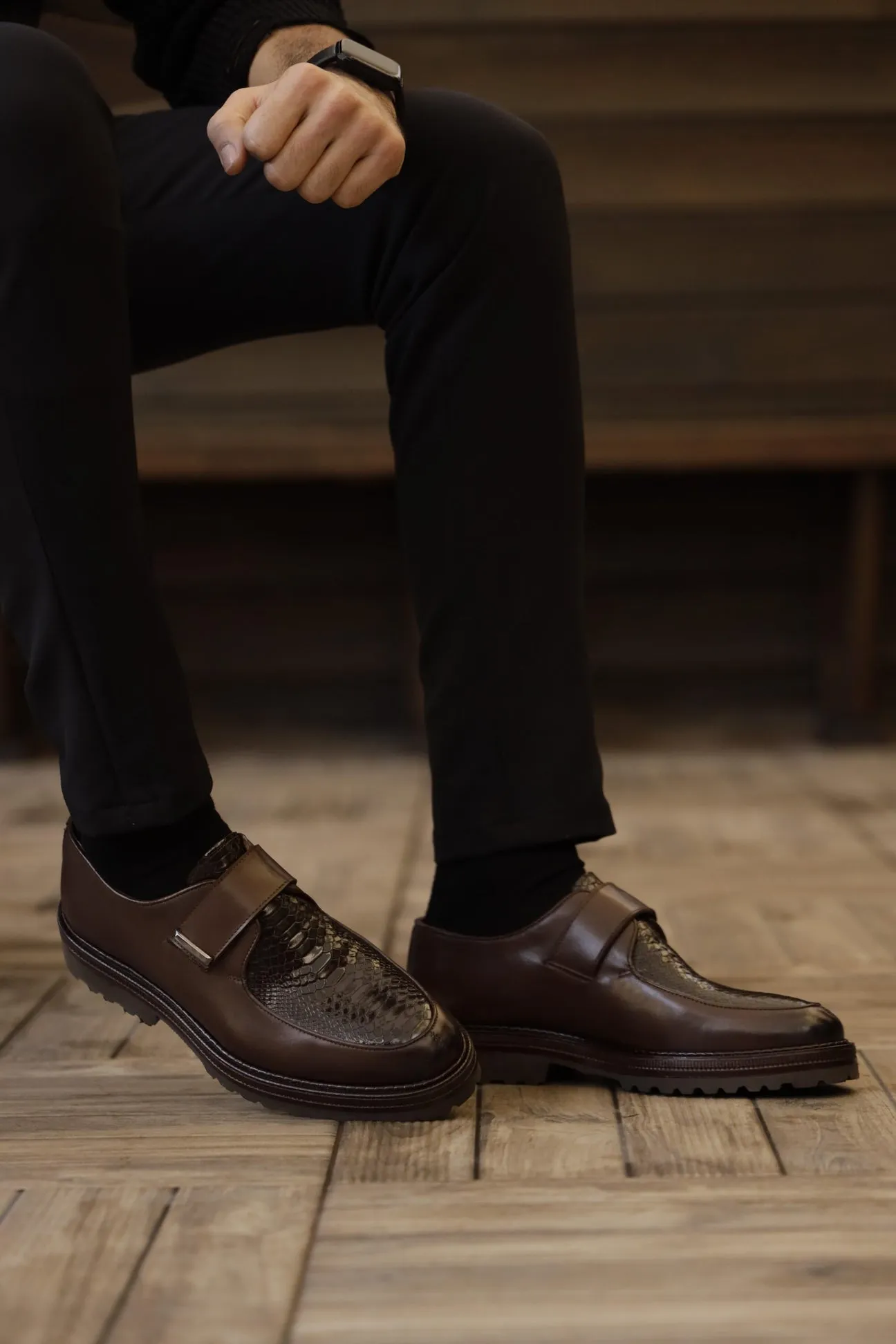 Mocassins à bride en cuir pour homme marron chocolat avec dessus motif python – vue de profil