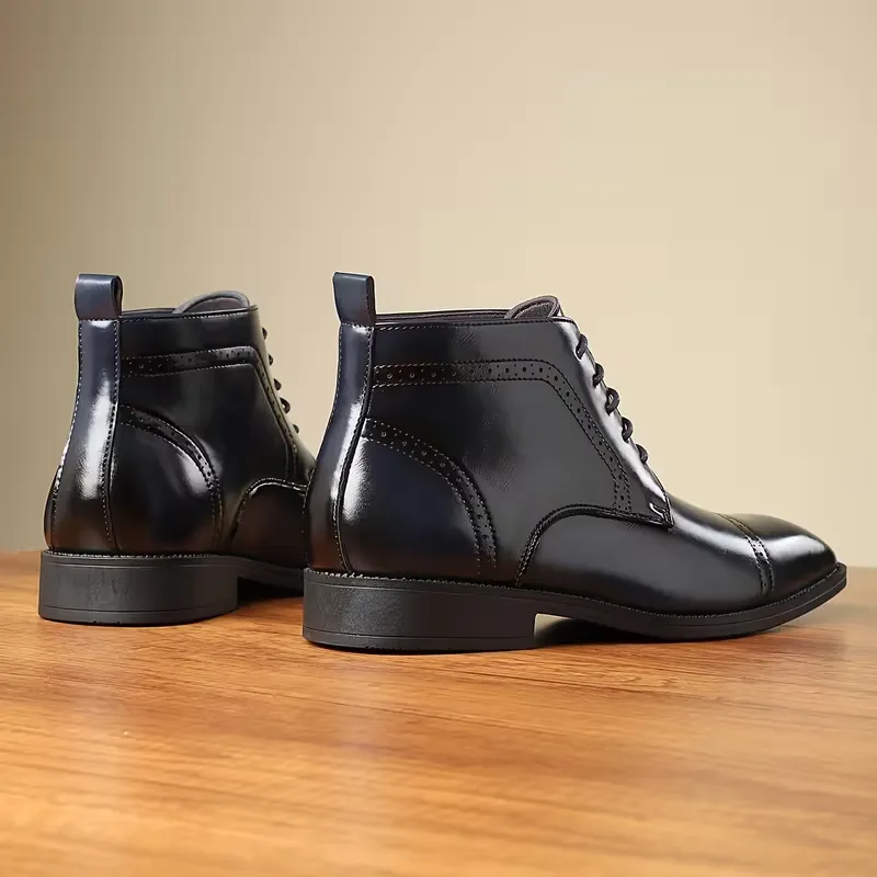 bottes-cap-toe-brogue-cuir-noir-homme Bottes montantes cap toe brogue en cuir noir pour homme – vue de profil