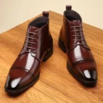 Bottes montantes cap toe brogue en cuir marron pour homme – vue de profil