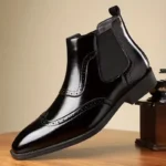 Détail perforations brogue et cap toe des bottes cuir cognac pour homme