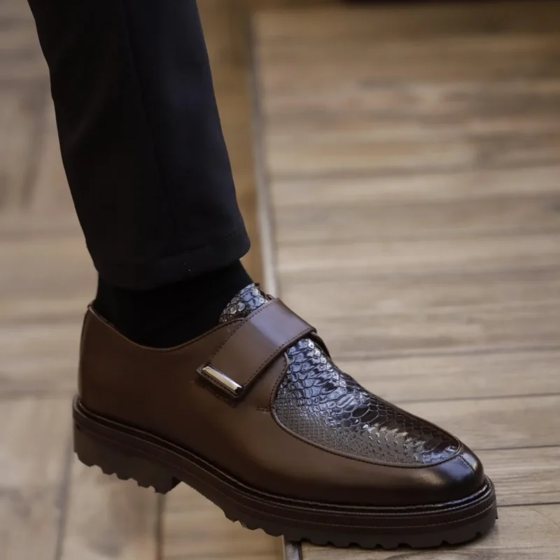 Mocassins à bride motif python portés par un homme