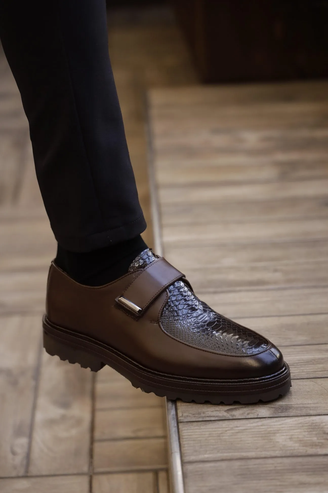 Mocassins à bride motif python portés par un homme