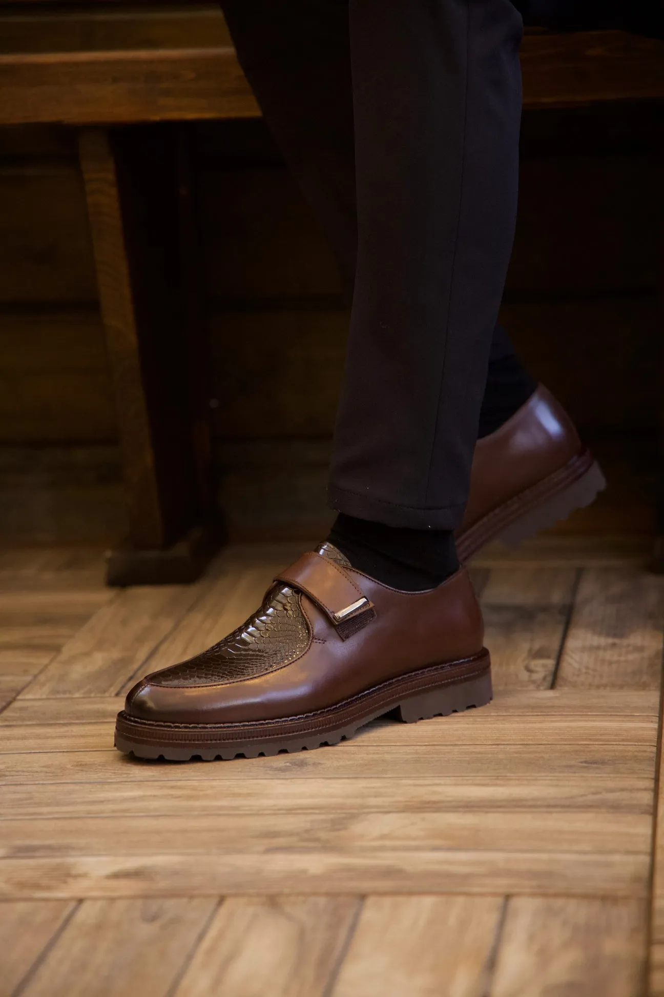 Mocassins à bride motif python portés par un homme