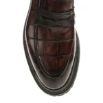→ Détail de la semelle épaisse des mocassins marron crocodile