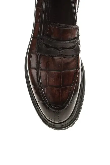 mocassins-cuir-marron-crocodile-semelle → Détail de la semelle épaisse des mocassins marron crocodile