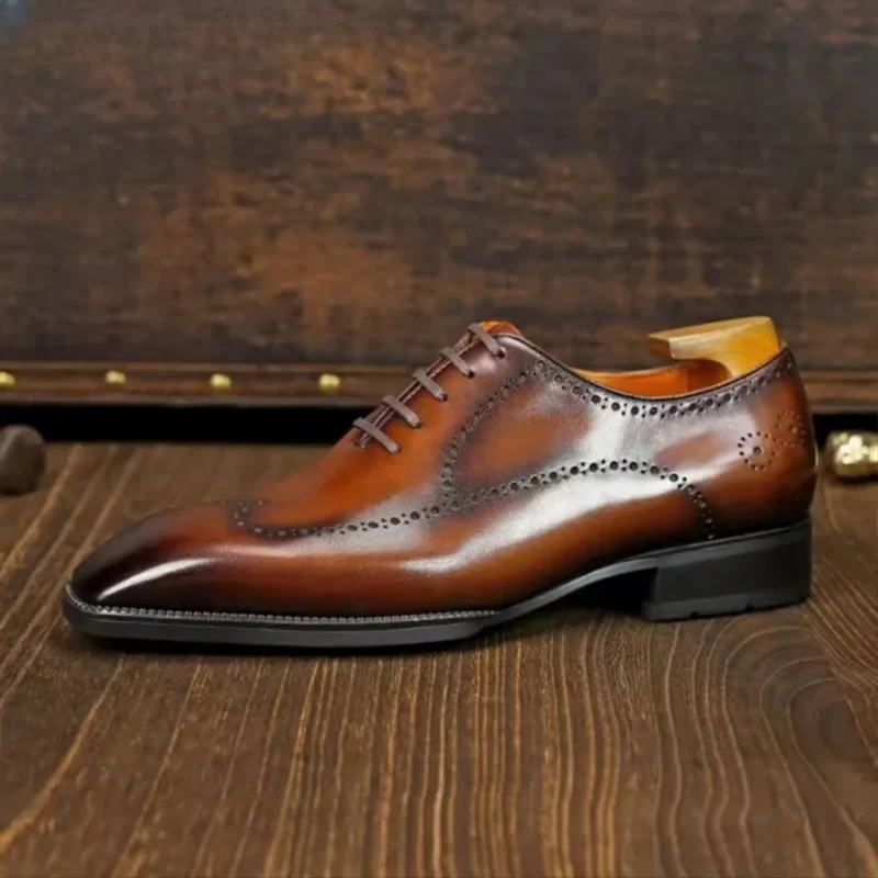 Présentation des derbies en cuir marron patiné et noir classique