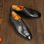 → Derbies cap toe brogue en cuir noir pour homme – vue de profil
