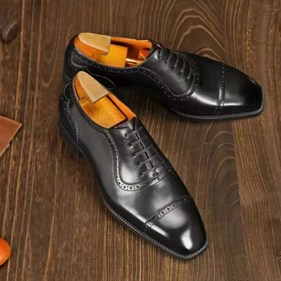 → Derbies cap toe brogue en cuir noir pour homme – vue de profil