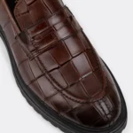 → Détail de la semelle épaisse des mocassins marron crocodile