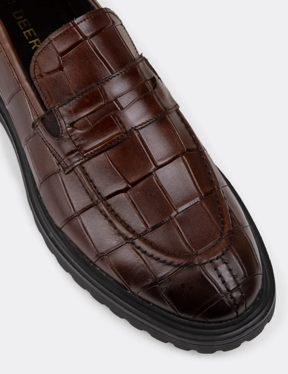 mocassins-cuir-marron-crocodile → Détail de la semelle épaisse des mocassins marron crocodile