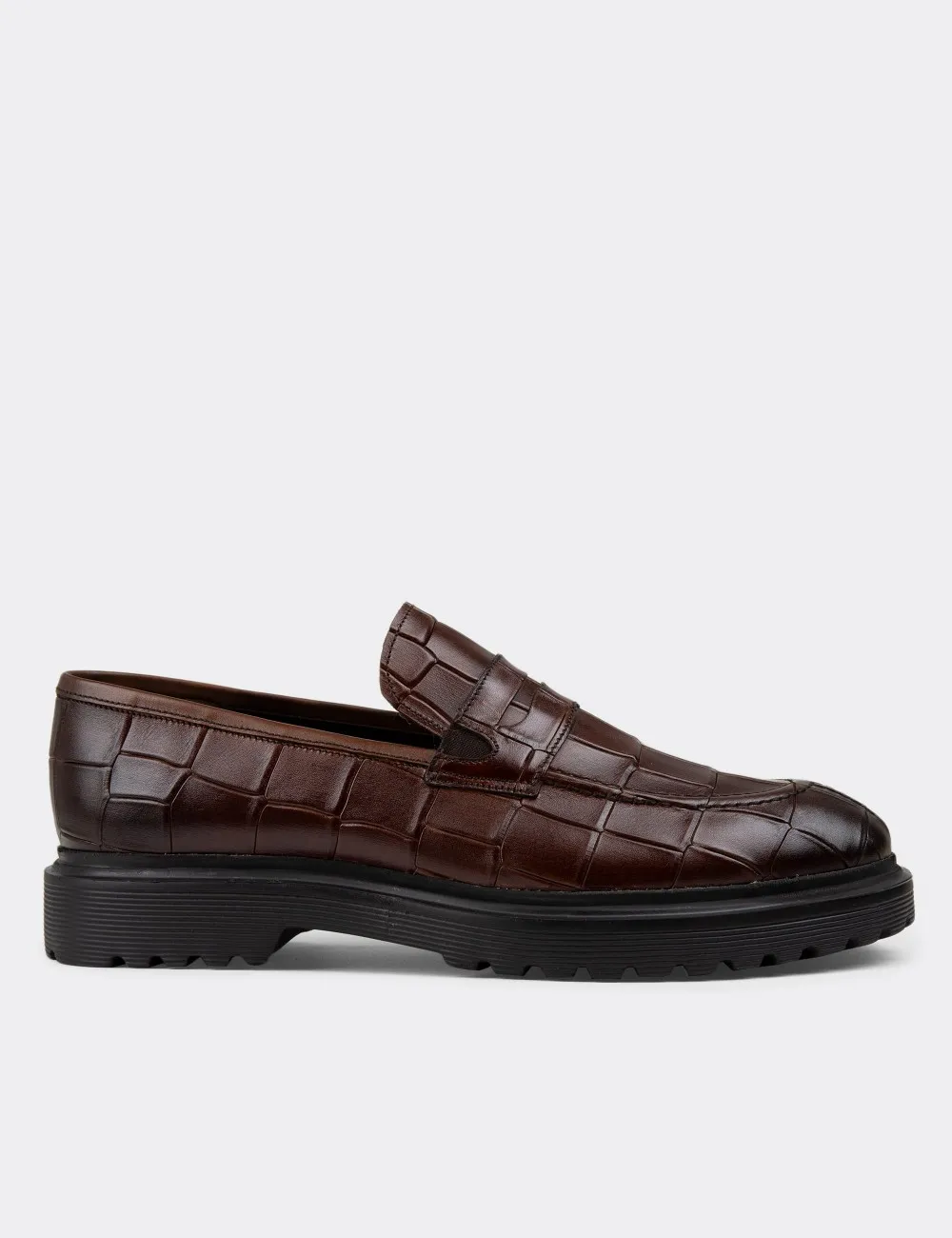mocassins-cuir-marron-crocodile Vue avant des mocassins en cuir motif crocodile
