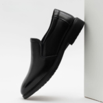 Vue du dessus des chaussures en cuir noir pour homme – design sobre et raffiné.
